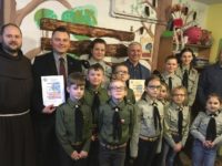 Uroczyste wręczenie mundurków Próbnej Gromadzie Zuchów