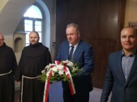 Złożenie kwiatów przed epitafium Andrzeja Maksymiliana Fredry