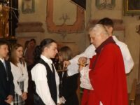 Przyjęcie sakramentu bierzmowania przez młodzież naszej parafii